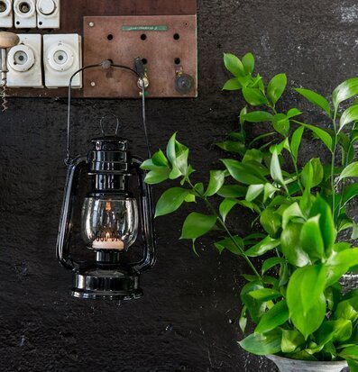 Bild av elegant lykta med rustik och naturlig charm