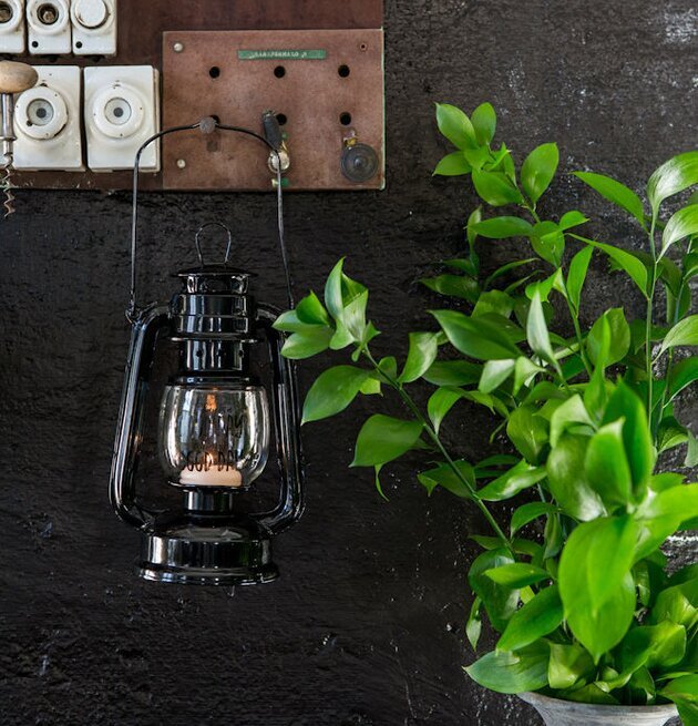 Bild av elegant lykta med rustik och naturlig charm