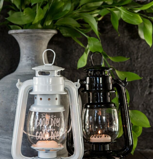 Bild på två designinriktade och unika ljuslyktor