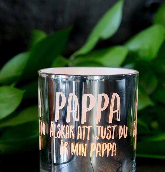 Bild av ljuslykta med texten Pappa och gröna blad