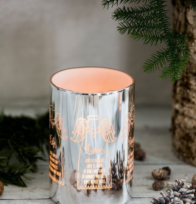 Foto av silverglänsande ljuslykta med änglavingar