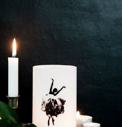 Bild av stämningsfull ljuslykta med dansande motiv