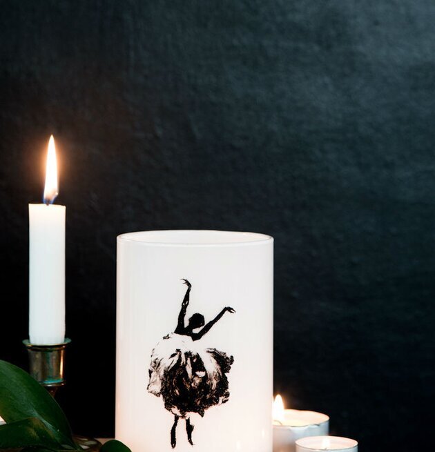 Bild av stämningsfull ljuslykta med dansande motiv