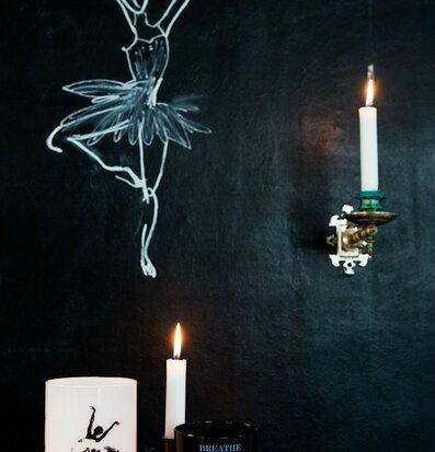 Foto av stämningsfull interiör med ljuslyktor och konst