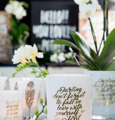 Bild av ljuslyktor med inspirerande budskap och design