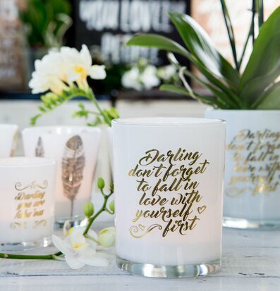 Bild av stilrena ljuslyktor med harmonisk inredning