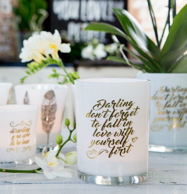 Bild av stilrena ljuslyktor med harmonisk inredning