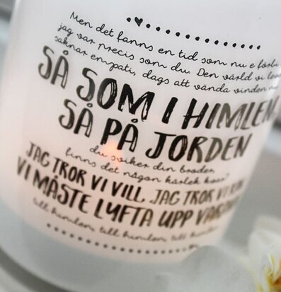 Bild av stämningsfull ljuslykta med frostat glas