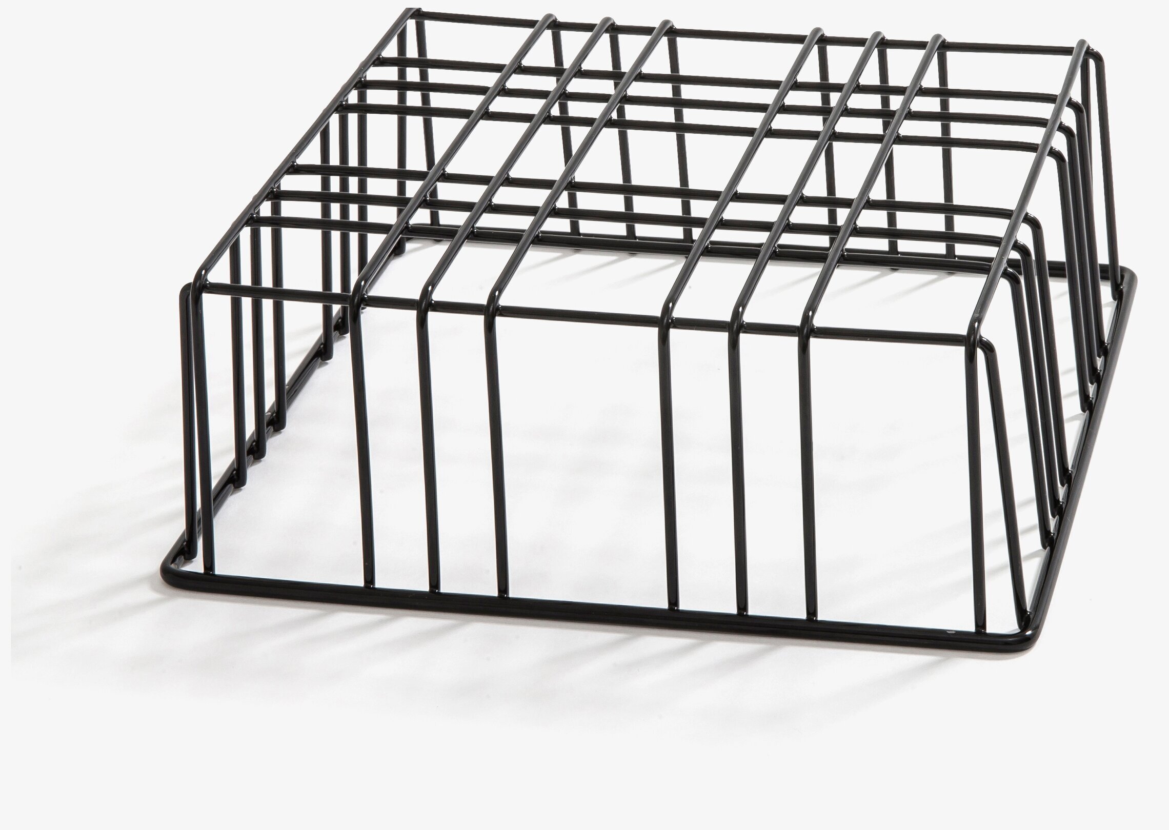 Bild av svart ljuslykta i geometrisk metallstruktur
