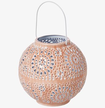 Bild av en dekorativ ljuslykta med perforerat mönster