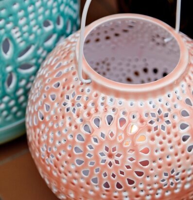 Bild av en elegant korallfärgad lanterna med mönster