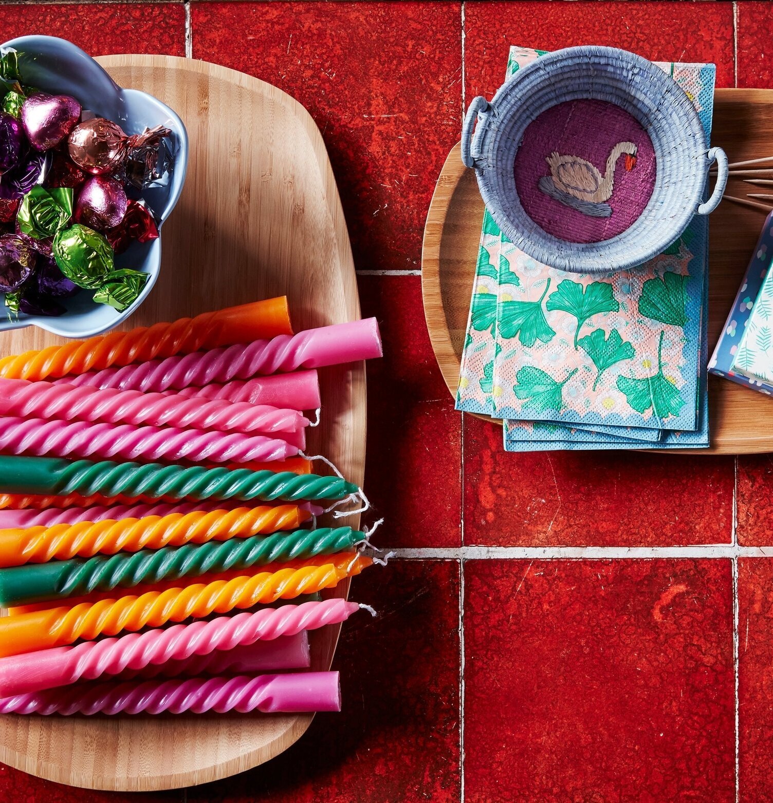 Stearinljus Twist Soft Purple från Rice på träskärbräda