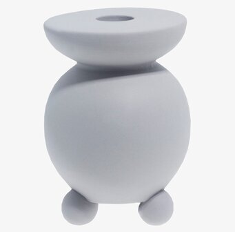 Foto av minimalistisk ljusstake i dämpad grå nyans