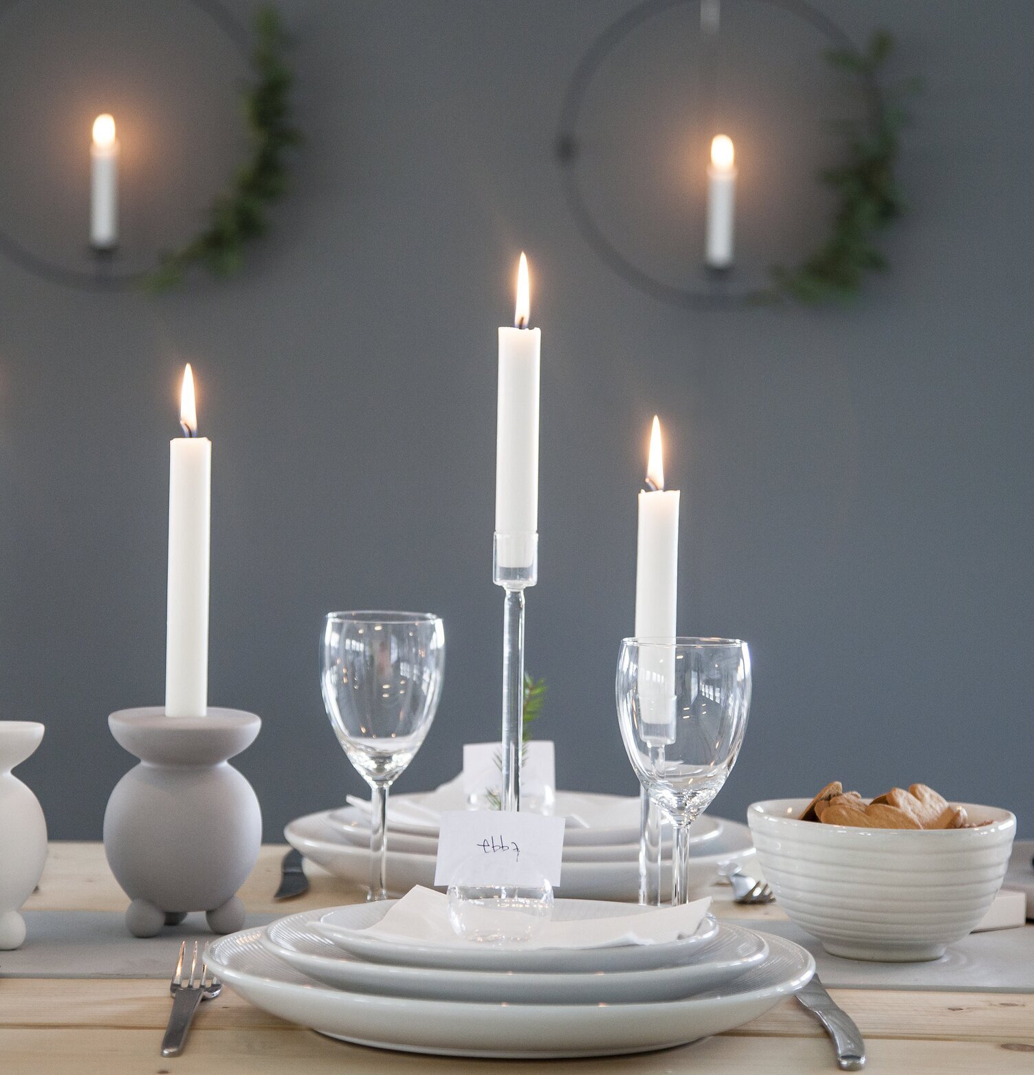 Foto av smakfullt arrangerad matplats med ljusstakar