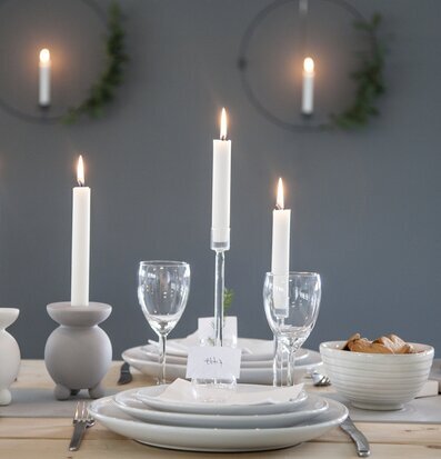 Foto av smakfullt arrangerad matplats med ljusstakar