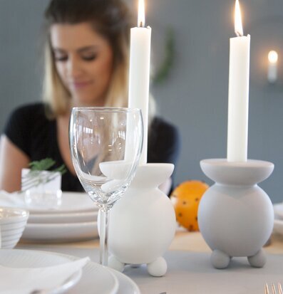 Bild av harmonisk och elegant dukning med ljusstakar