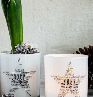 Bild av eleganta ljuslyktor som fångar julens anda