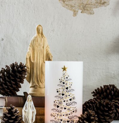 Bild av stämningsfullt vinterstilleben med ljuslykta