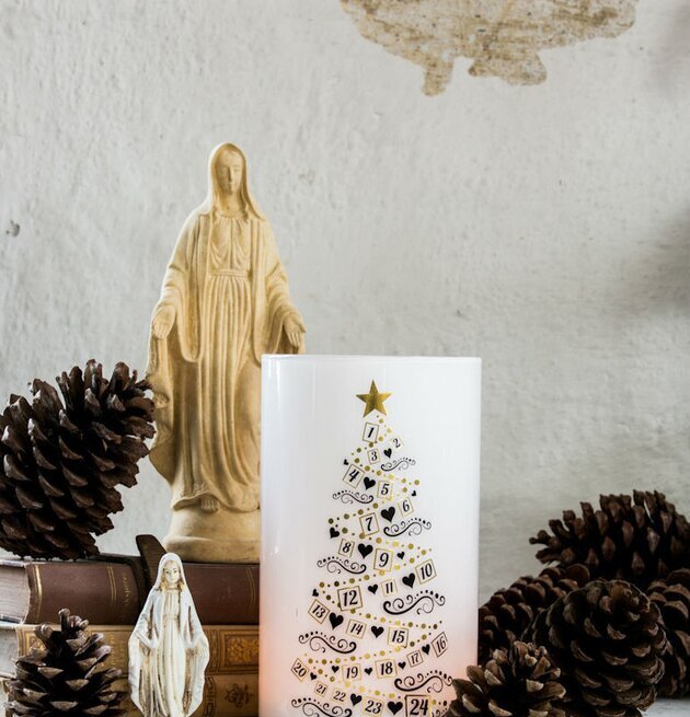 Bild av stämningsfullt vinterstilleben med ljuslykta