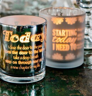 Bild av ljuslyktor på rustikt bord i stämningsfull miljö