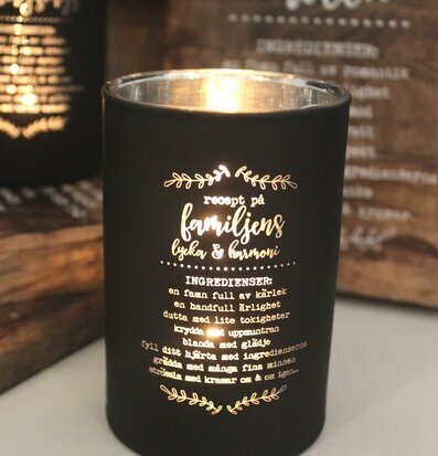 Bild av en elegant ljuslykta med harmoniskt budskap