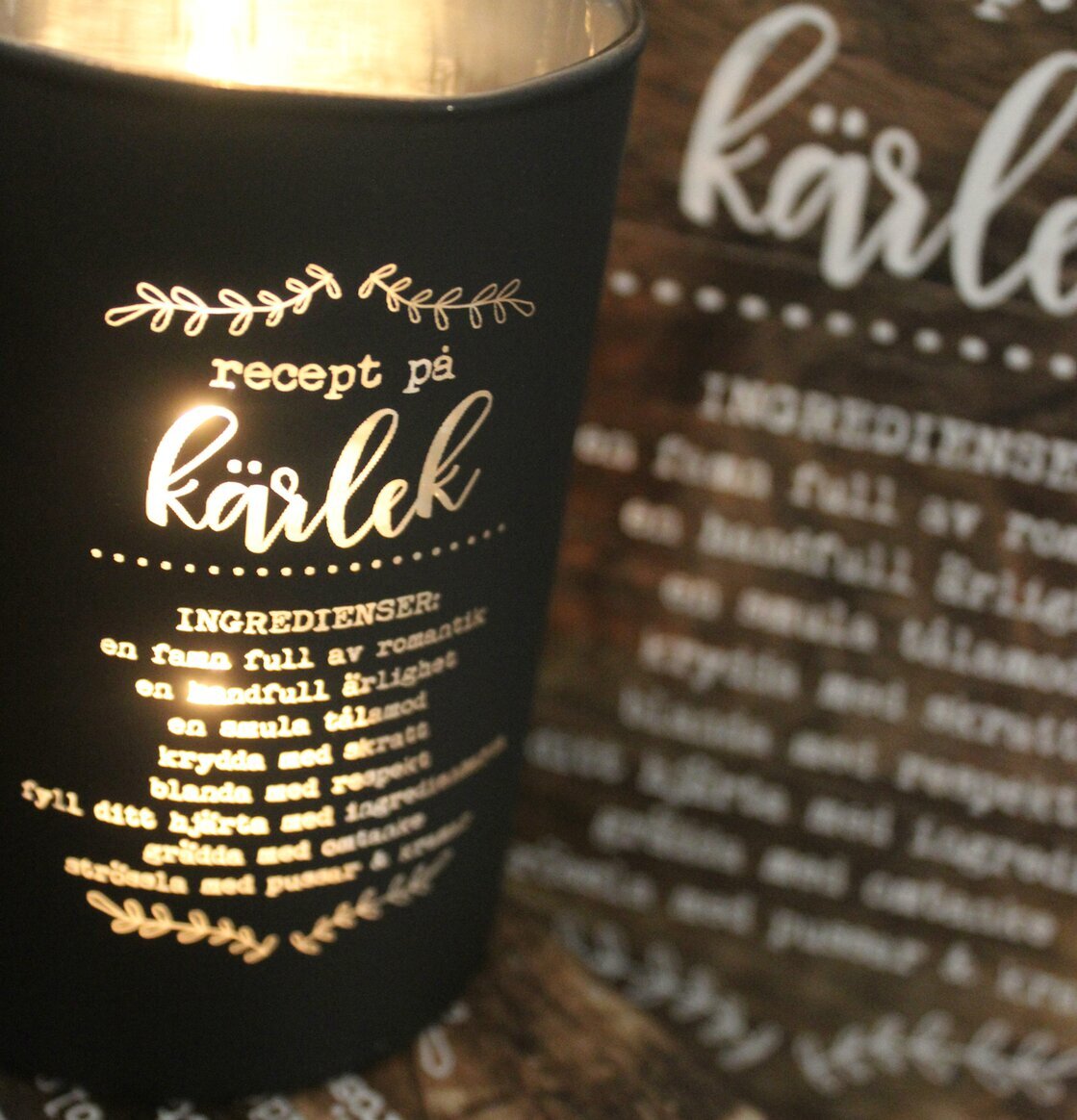 Bild av elegant ljuslykta med kärlekstema och värme