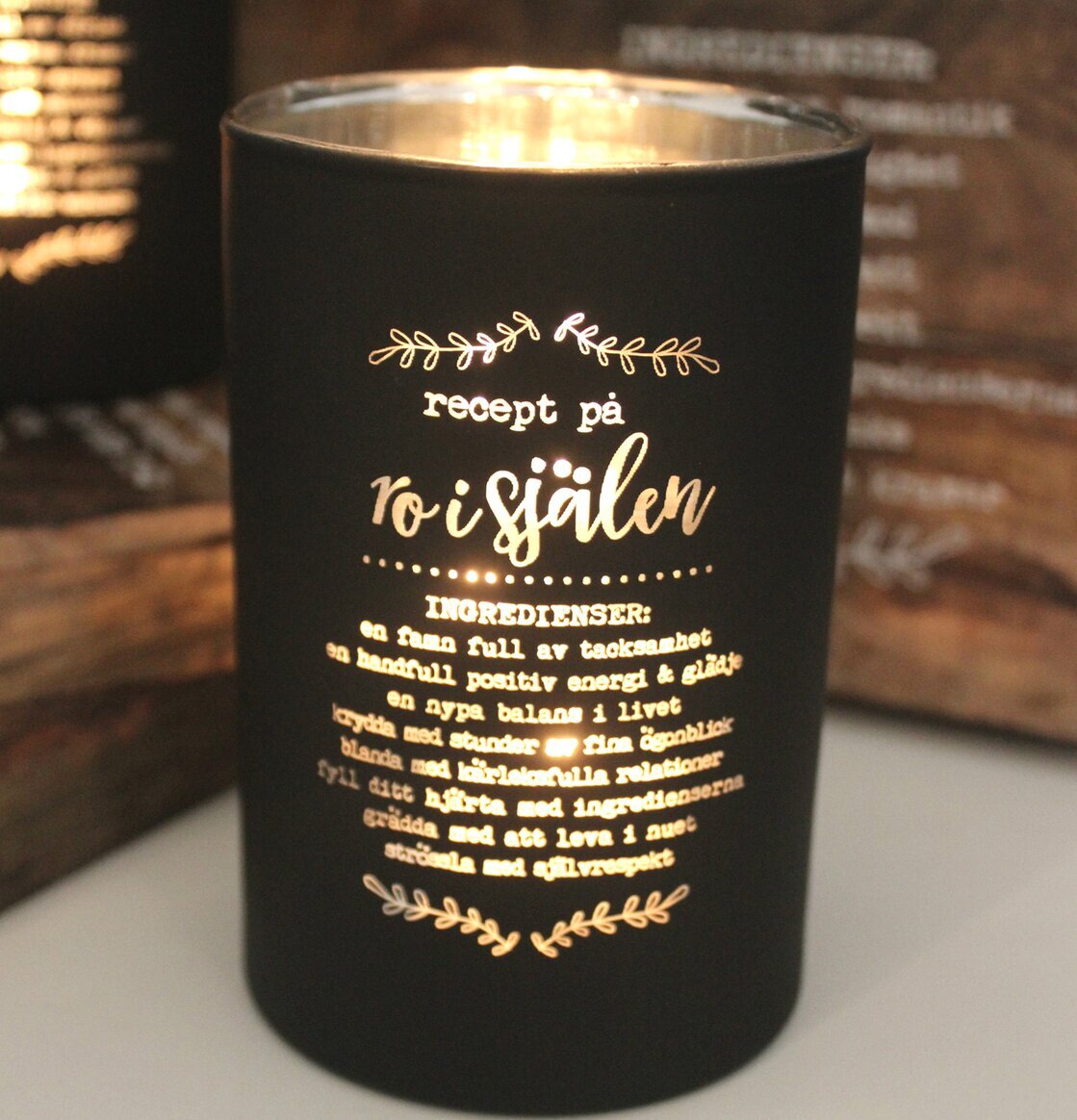 Bild av ljuslykta med harmonisk och stilren design