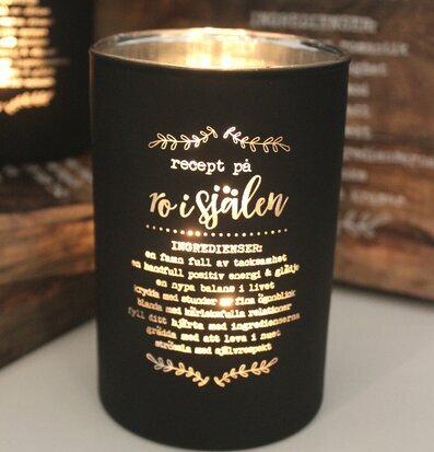 Bild av ljuslykta med harmonisk och stilren design