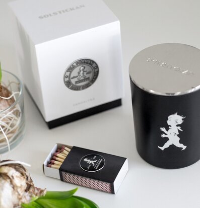 Bild av stilren doftljuskomposition med eleganta kontraster