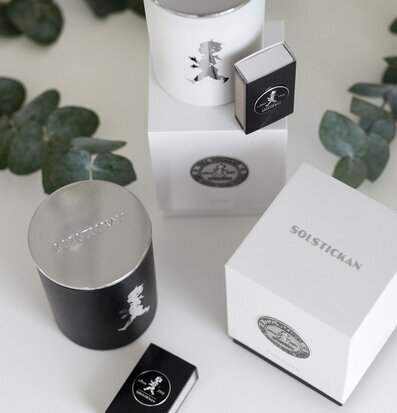 Bild av stilfull uppsättning med doftljus och tillbehör