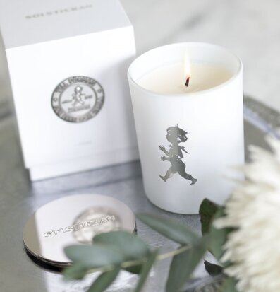 Bild av stilrent doftljus med harmonisk presentation