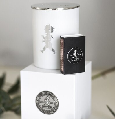 Bild av stilfull doftljuspresentation och design