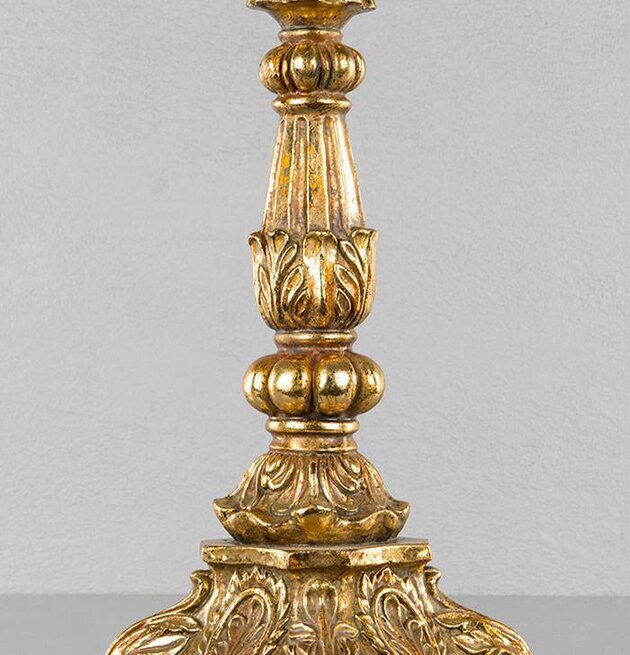 Bild av elegant ljusstake i guld med intrikata detaljer