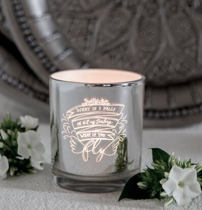 Bild av stilfull ljuslykta med inspirerande text