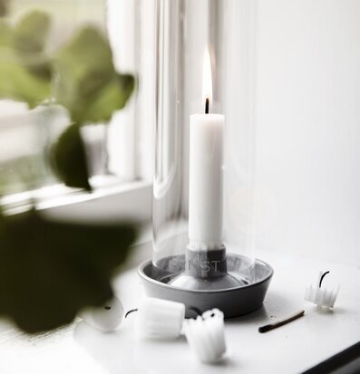 Bild av elegant ljusstake i grått stengods och glas