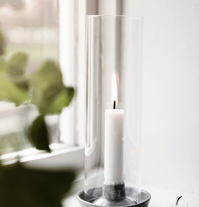 Bild av elegant ljusstake med stengods och glas