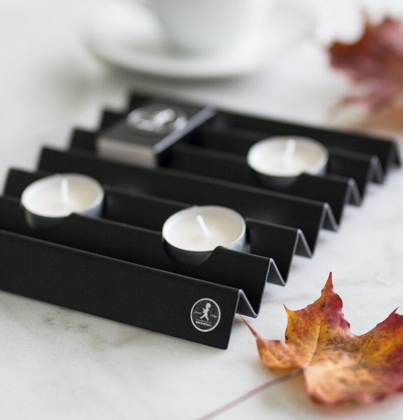 Bild av stilren ljushållare i modern heminredning