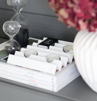 Bild av elegant arrangemang med stilren ljushållare