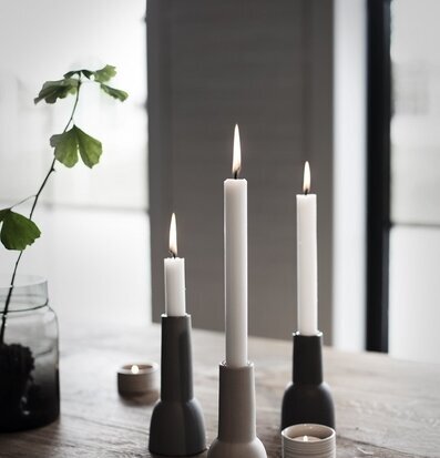 Bild av stämningsfull interiör med ljusstakar i stengods