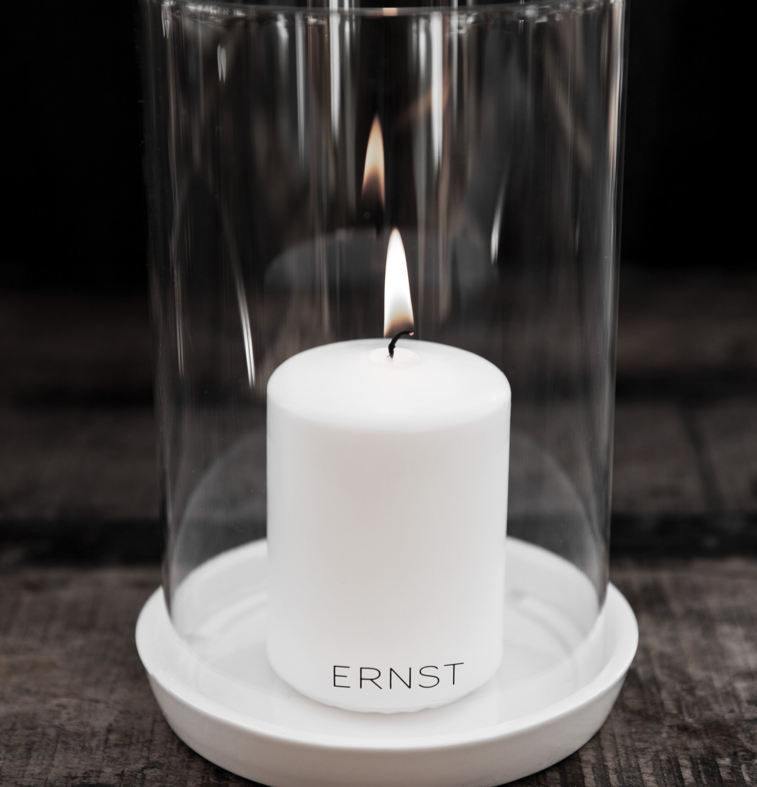 Ljuslykta Pigg Vit från Ernst på rustikt träbord