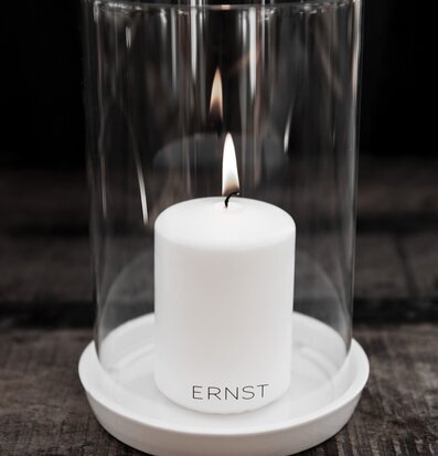 Ljuslykta Pigg Vit från Ernst på rustikt träbord