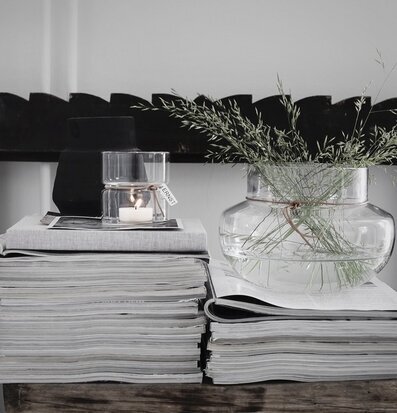 Foto av elegant ljuslykta och vas med växtarrangemang