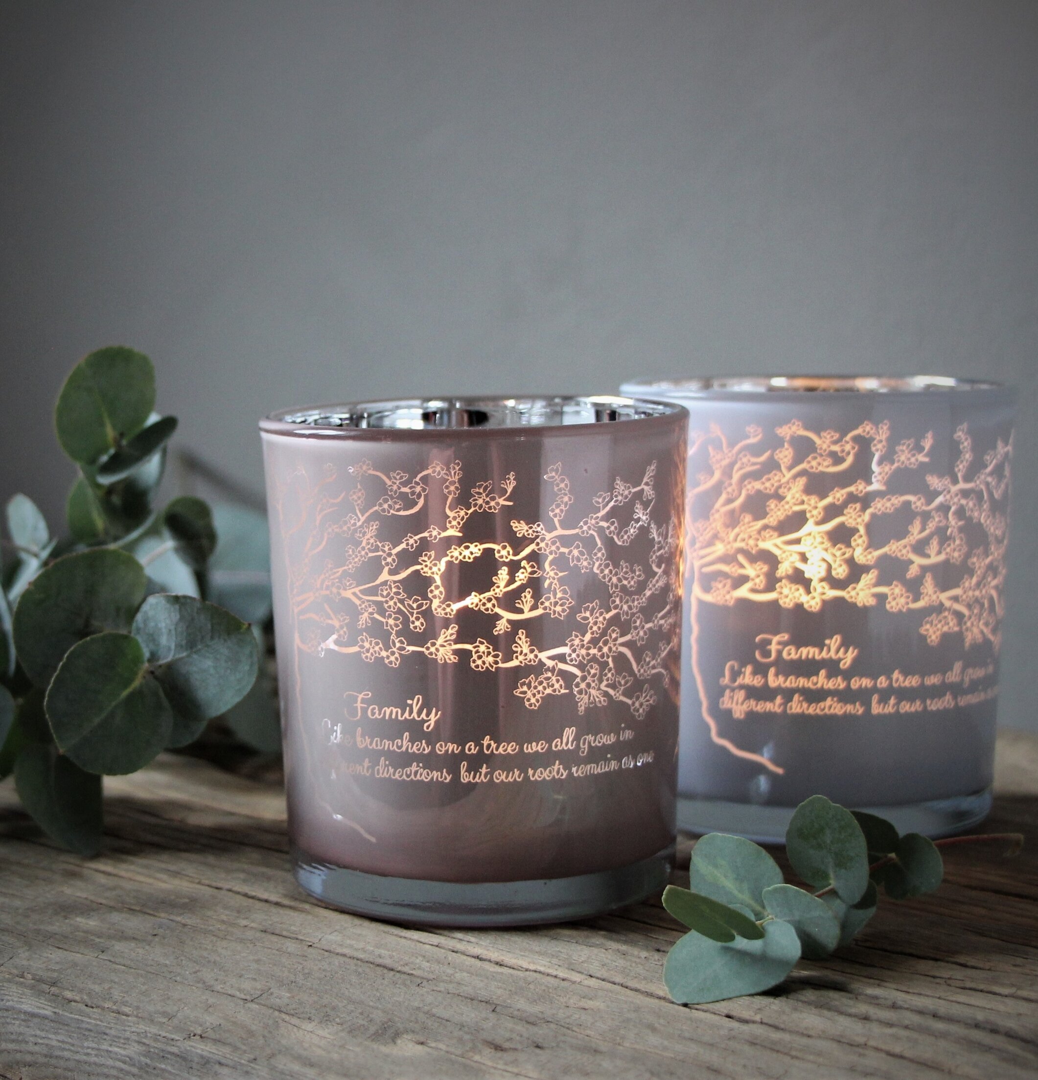 Ljuslykta - Family Tree Vit från Majas Cottage på träbord