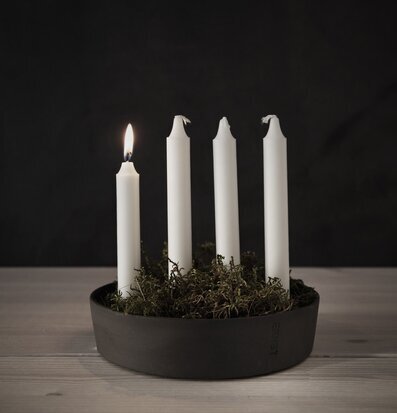 Foto av stilren ljusskål för fyra kronljus inomhus