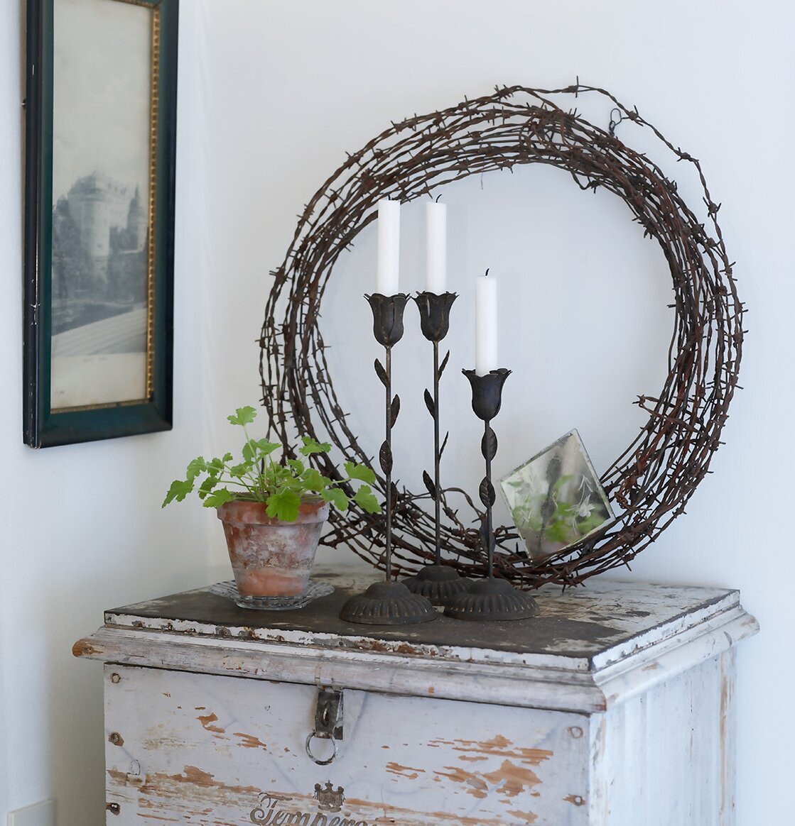 Ljusstake Tulpan från I AM Interior på en rustik träkista