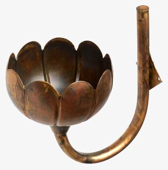 Bild av rustik väggljusstake i järn med blomdesign