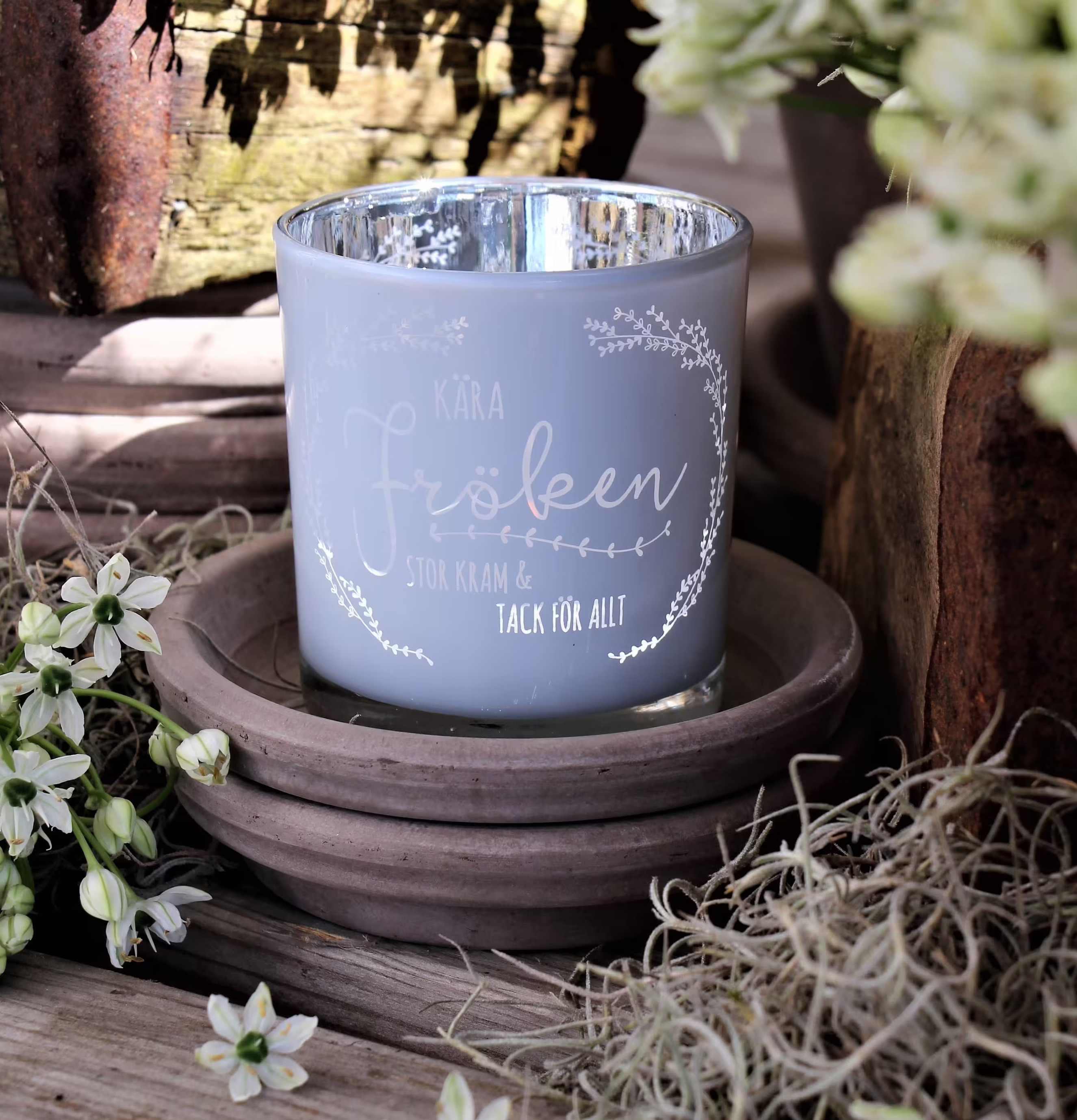 Foto av ljuslykta med naturlig och harmonisk design