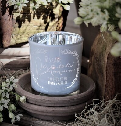 Foto av en ljuslykta med budskap för älskad pappa