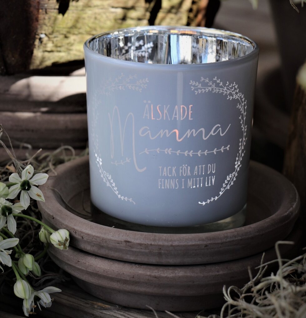Ljuslykta Älskade Mamma från Majas Cottage i rustik miljö