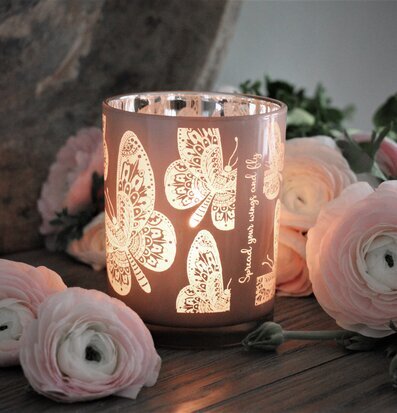 Bild av elegant ljuslykta med fjärilsmönster i rosa ton